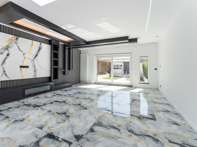 Bent u op zoek naar een instapklare woning die technologie, comfort en duurzaamheid perfect combineert? Deze volledig gerenoveerde woning (2025) biedt